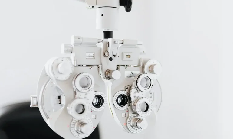Optometrists vs. Iridologists in Canada: A Comprehensive Comparison